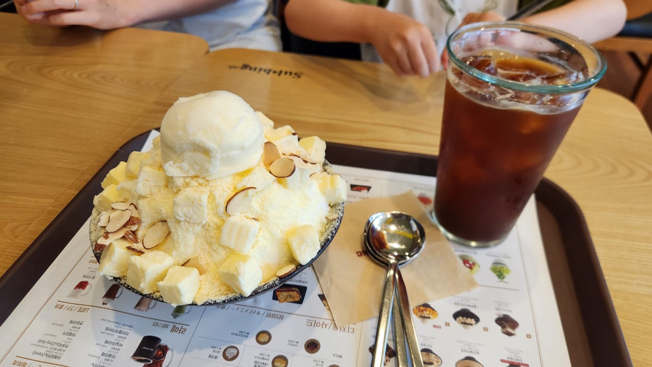 Cheese bingsu and iced americano on a tray at Sulbing near DDP